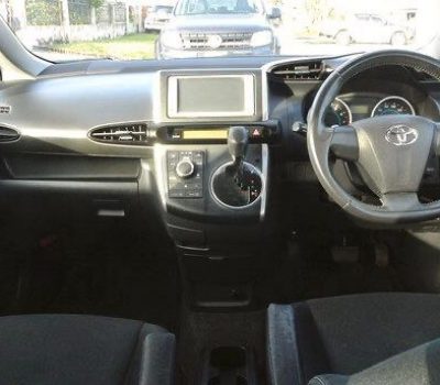 Minivan_Toyota-Wish-Interior